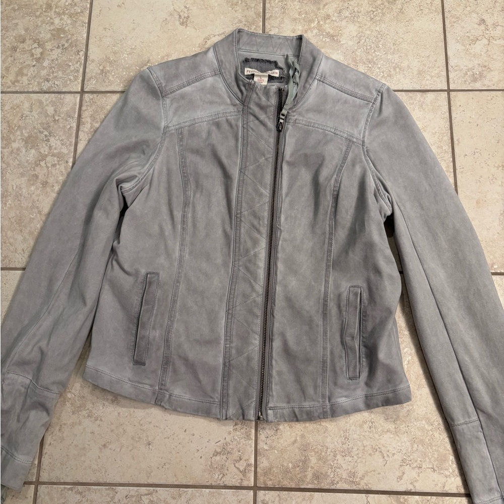 Gray Leather Jacket with Fitted Silhouette and Zipper Closure